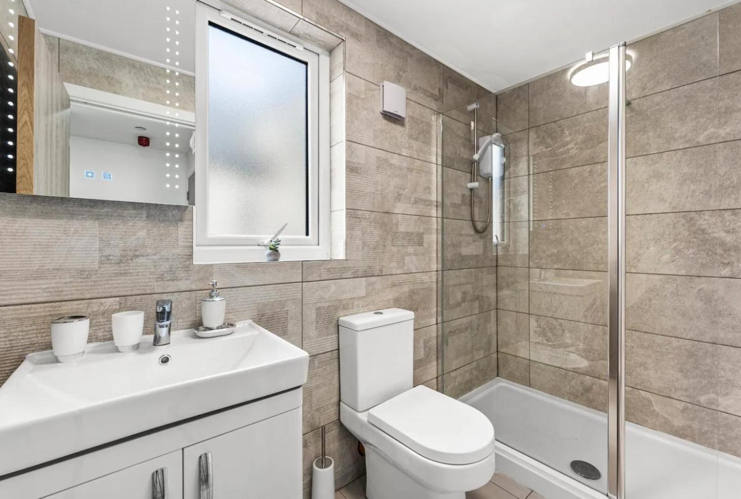 A Stylish Luxury 2 Bedroom Duplex Apartment カーディフ エクステリア 写真